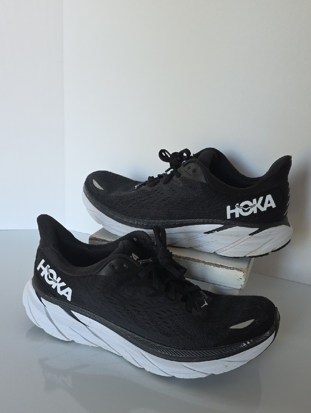 Hoka Clifton 8 (size 9) Womens Athletic Sneaker/Shoe